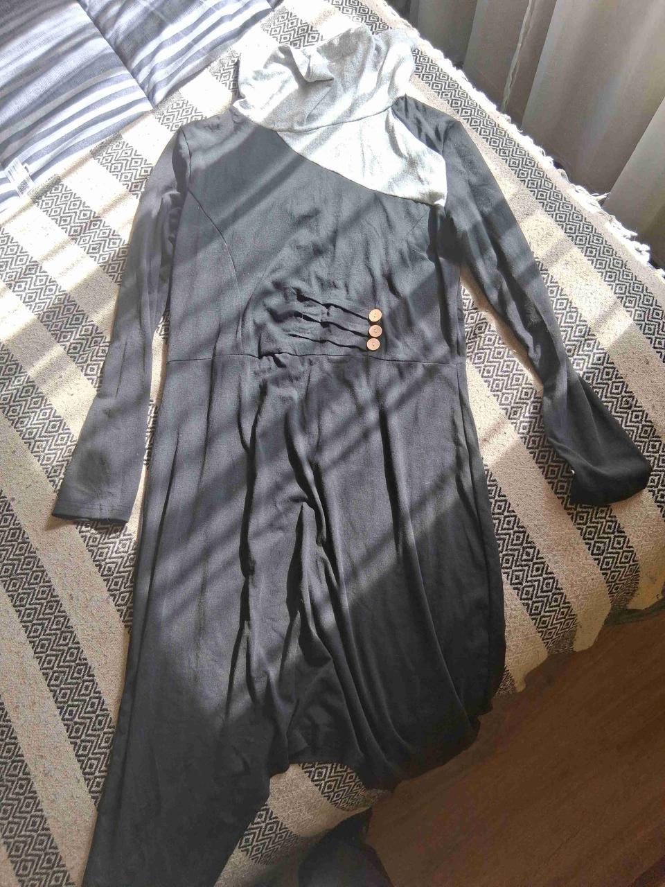 Mono negro con capucha