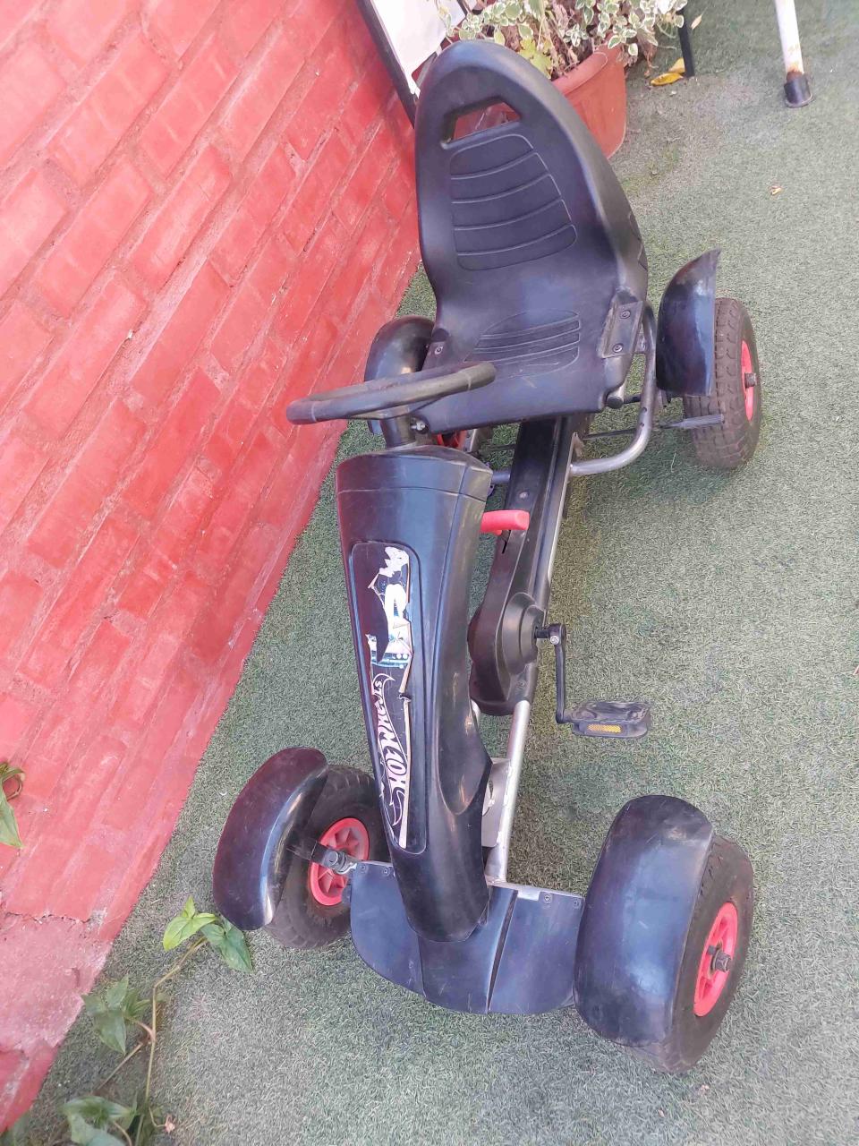 Kart a pedales negro y rojo - miniatura 1