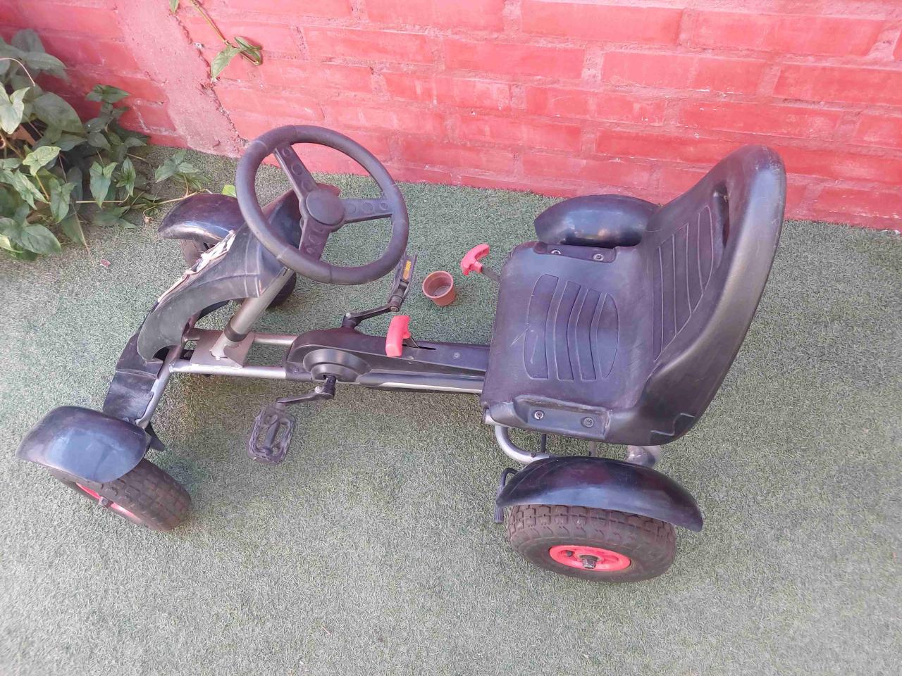 Kart a pedales negro y rojo - miniatura 2
