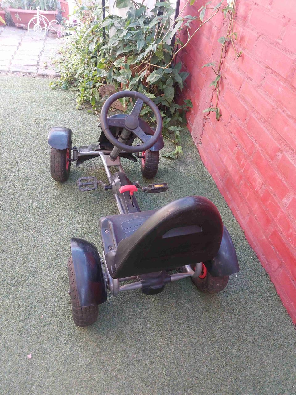 Kart a pedales negro y rojo - miniatura 3