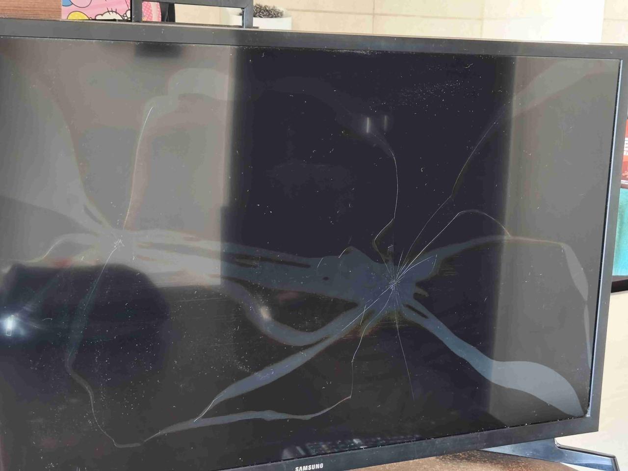 Televisor Samsung Smart TV con pantalla rota - miniatura 1