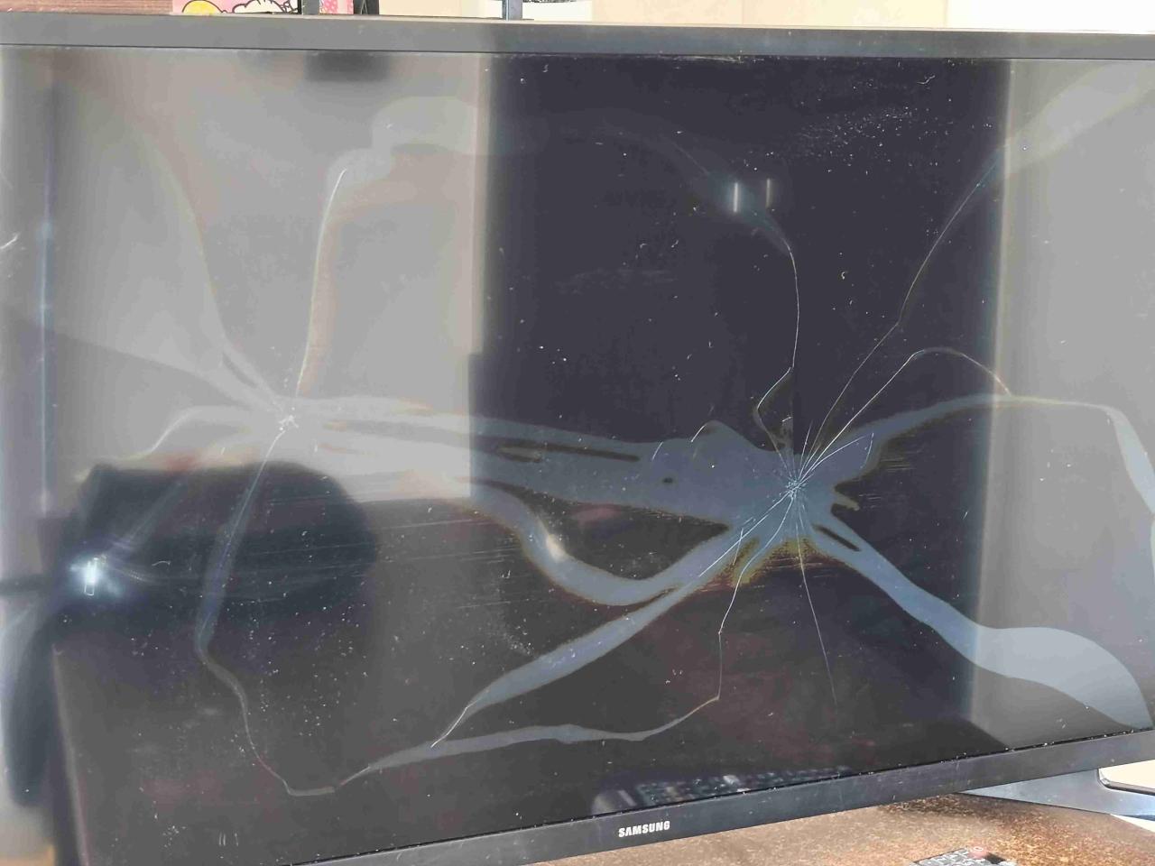 Televisor Samsung Smart TV con pantalla rota - miniatura 2