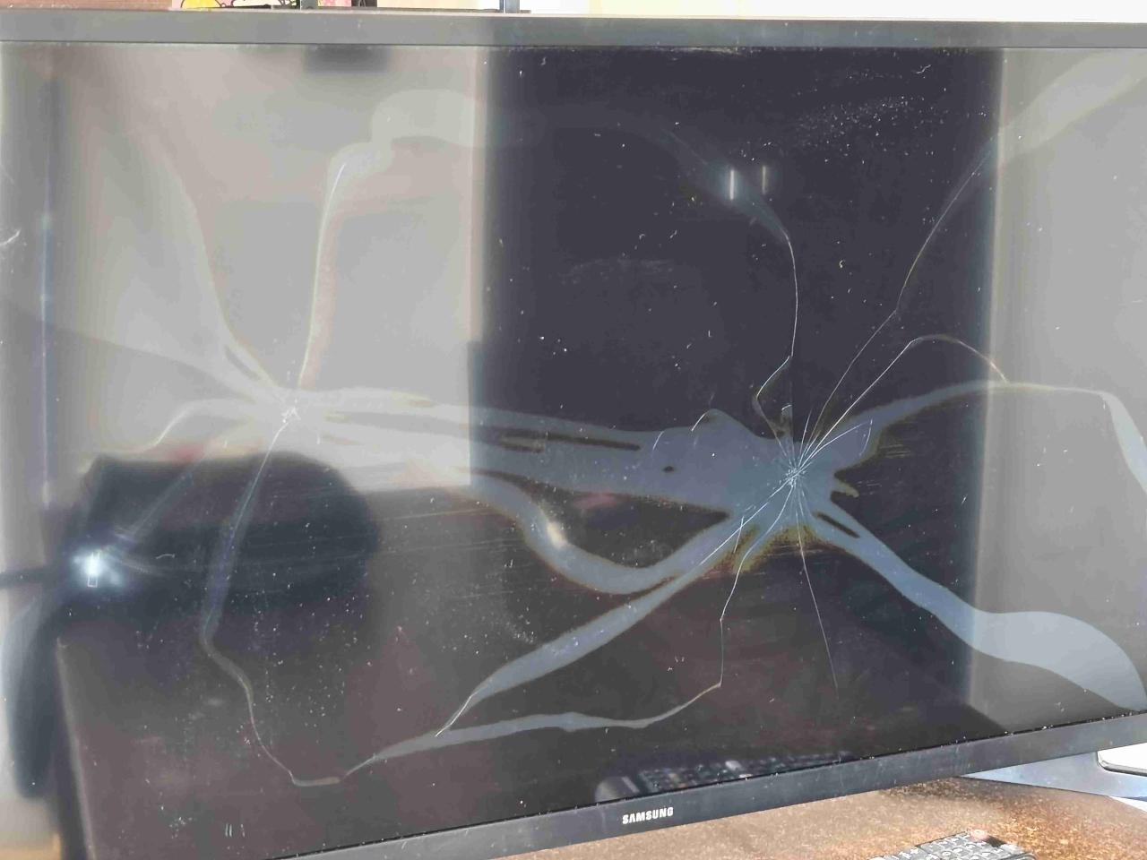 Televisor Samsung Smart TV con pantalla rota - miniatura 3
