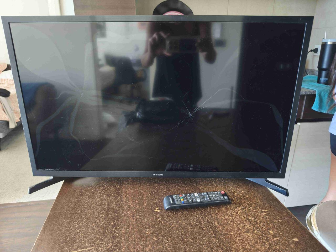 Televisor Samsung Smart TV con pantalla rota - miniatura 4