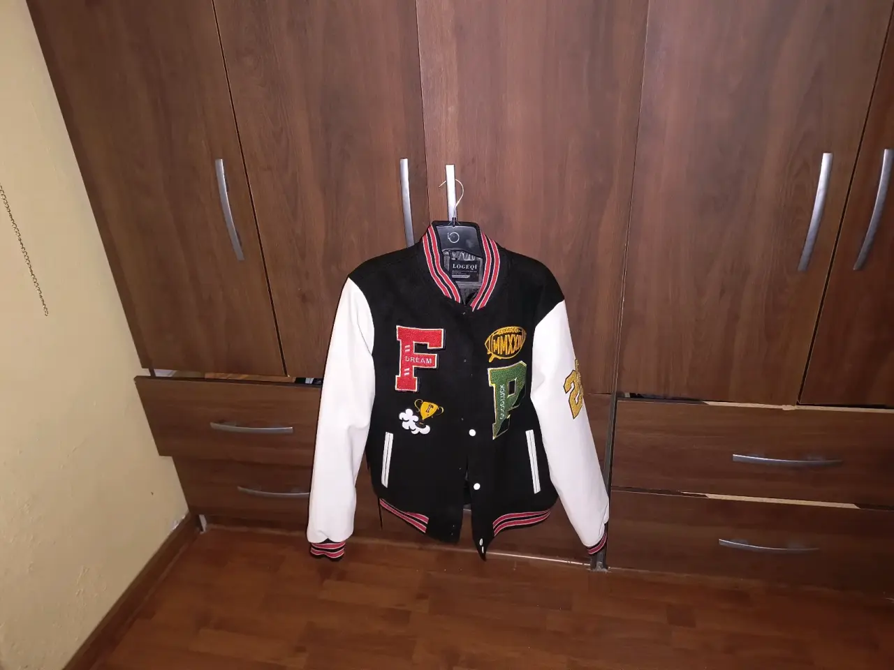 Chaqueta estilo universitario negra - miniatura 1