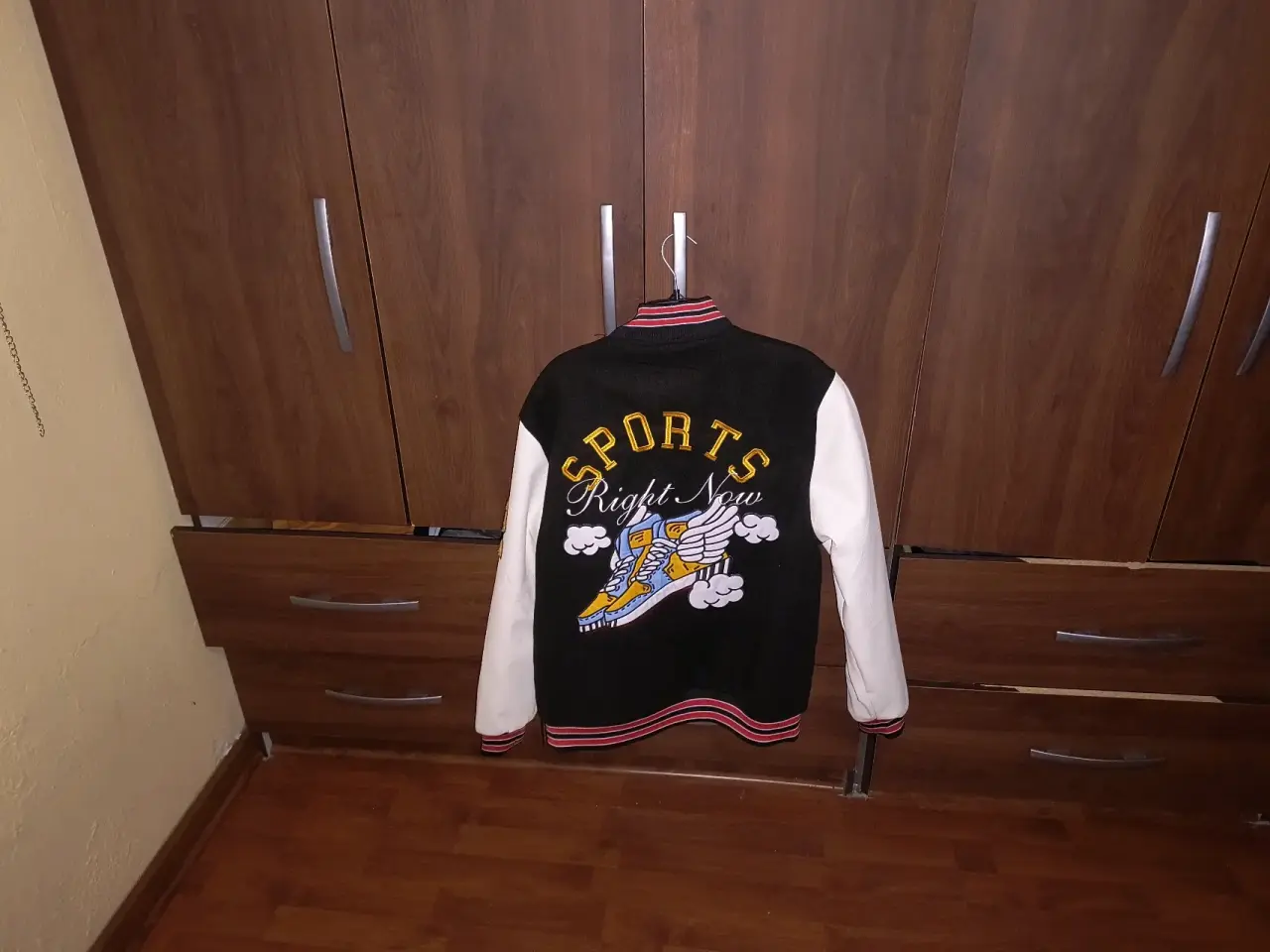Chaqueta estilo universitario negra - miniatura 2