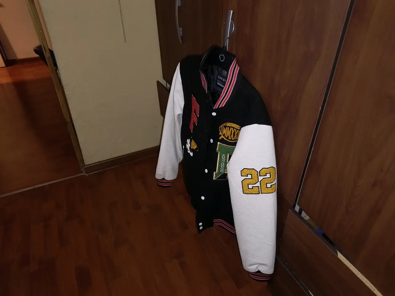 Chaqueta estilo universitario negra - miniatura 3