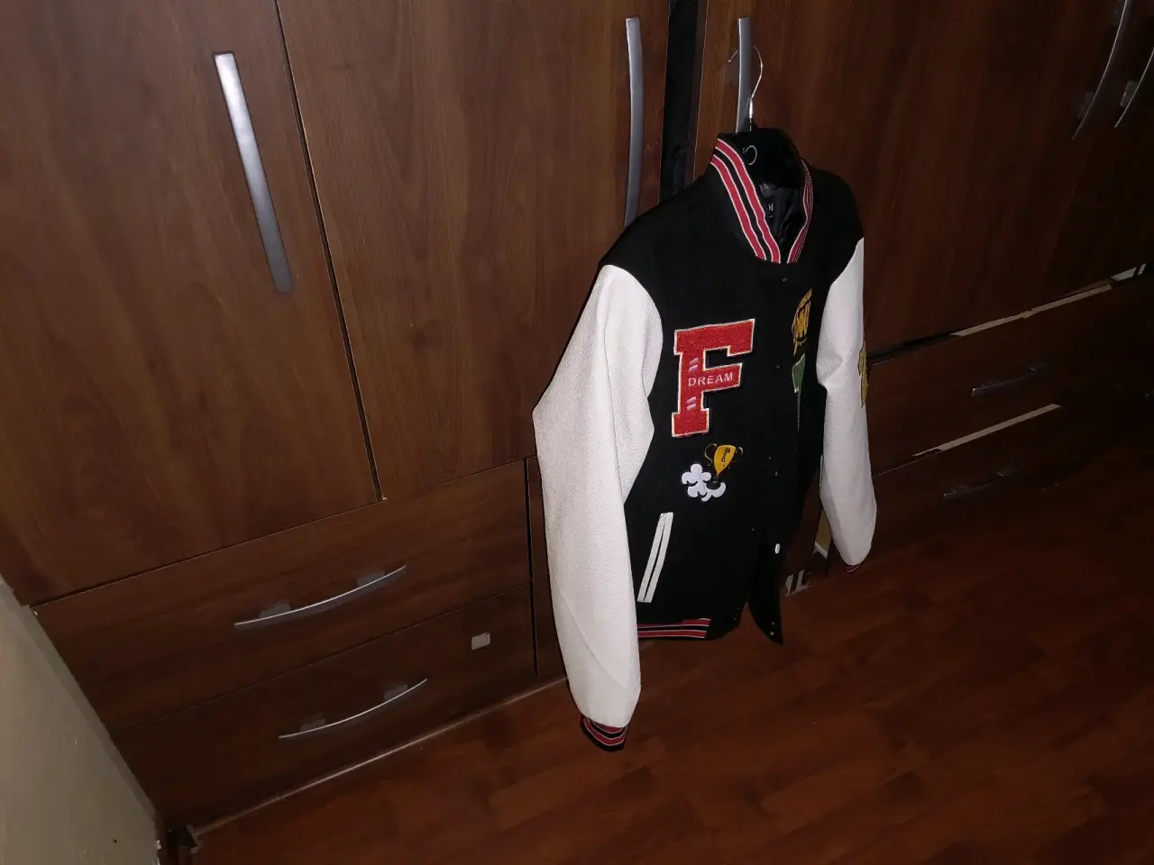 Chaqueta estilo universitario negra - miniatura 4