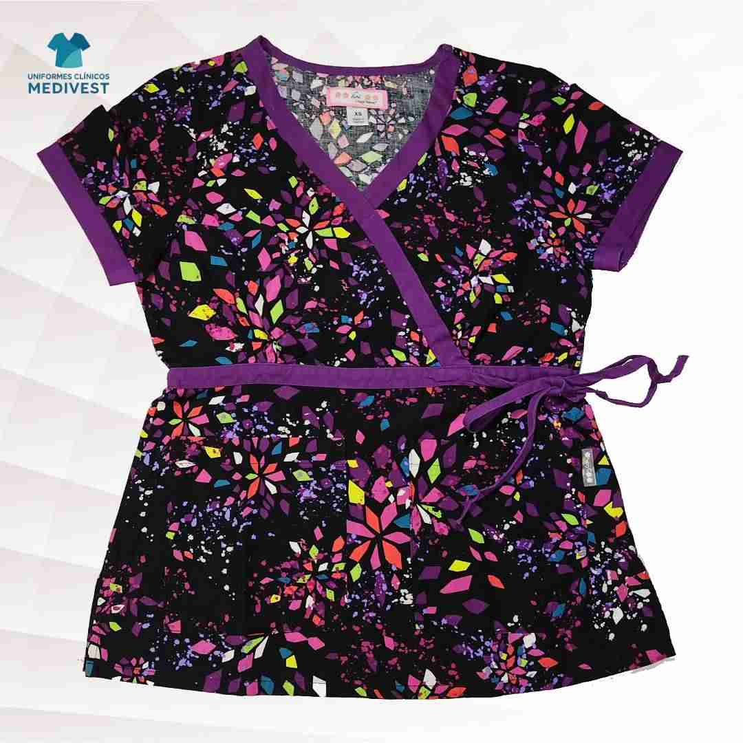 Blusa clínica con estampado colorido