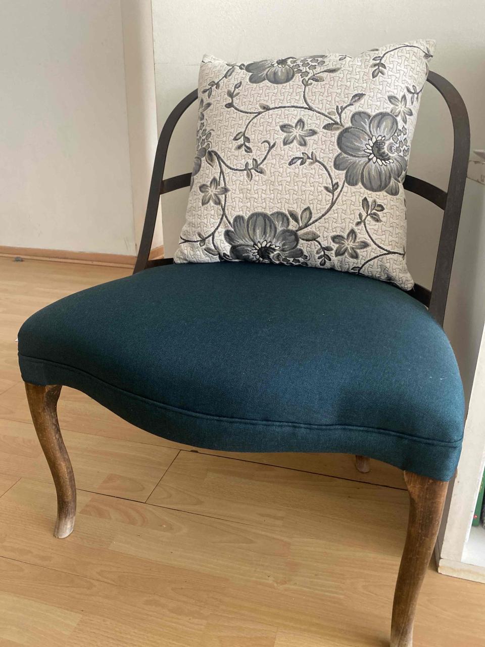 Silla vintage con cojín floral - miniatura 1