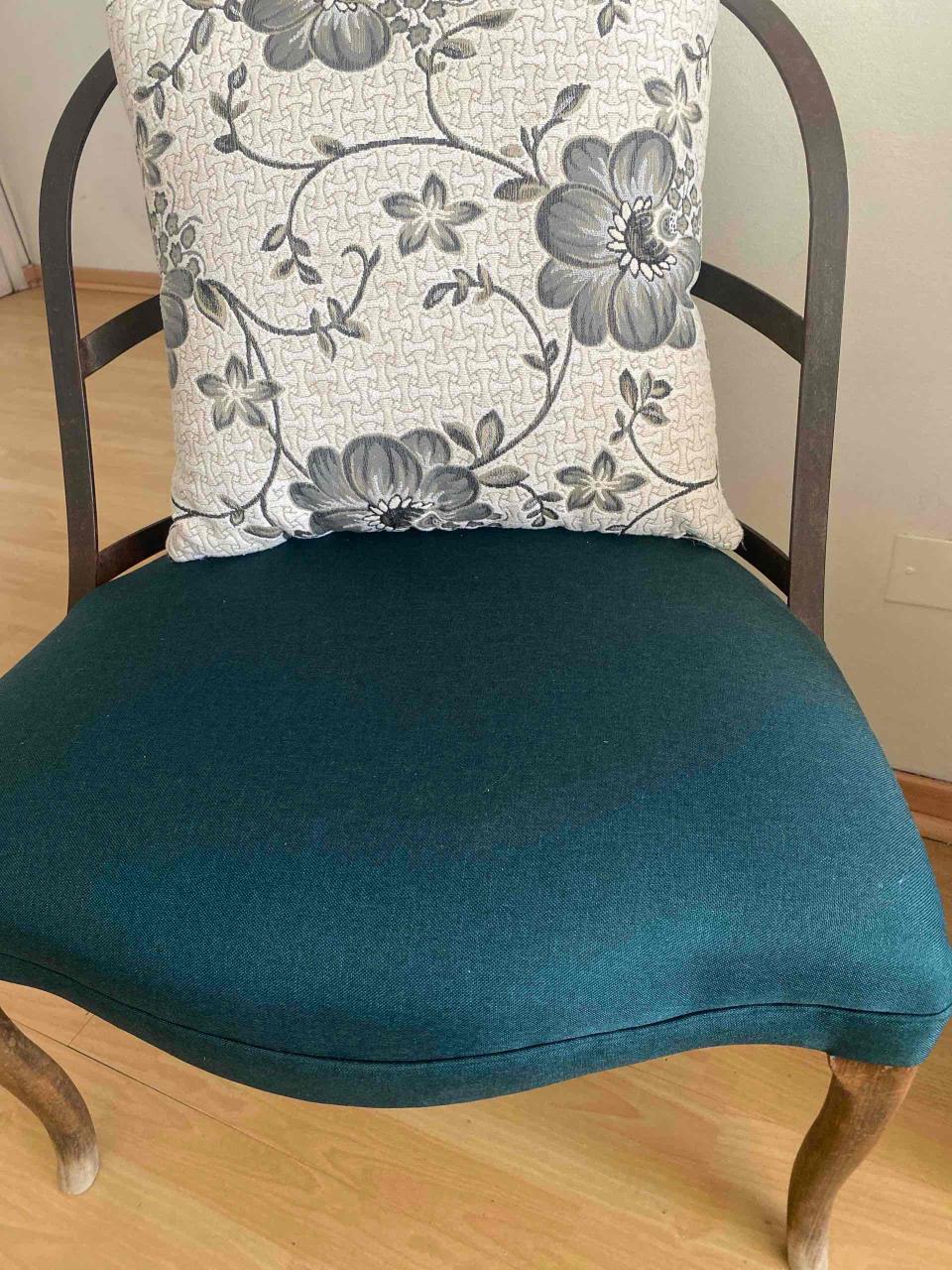 Silla vintage con cojín floral - miniatura 2