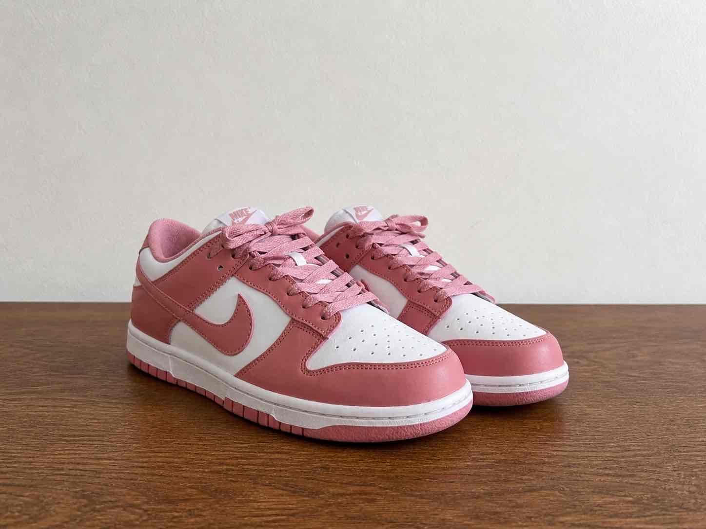 Zapatillas deportivas rosadas y blancas - miniatura 2