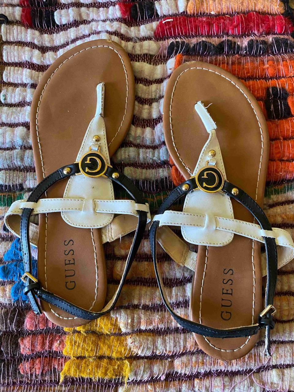 Sandalias Guess blancas y negras - miniatura 1