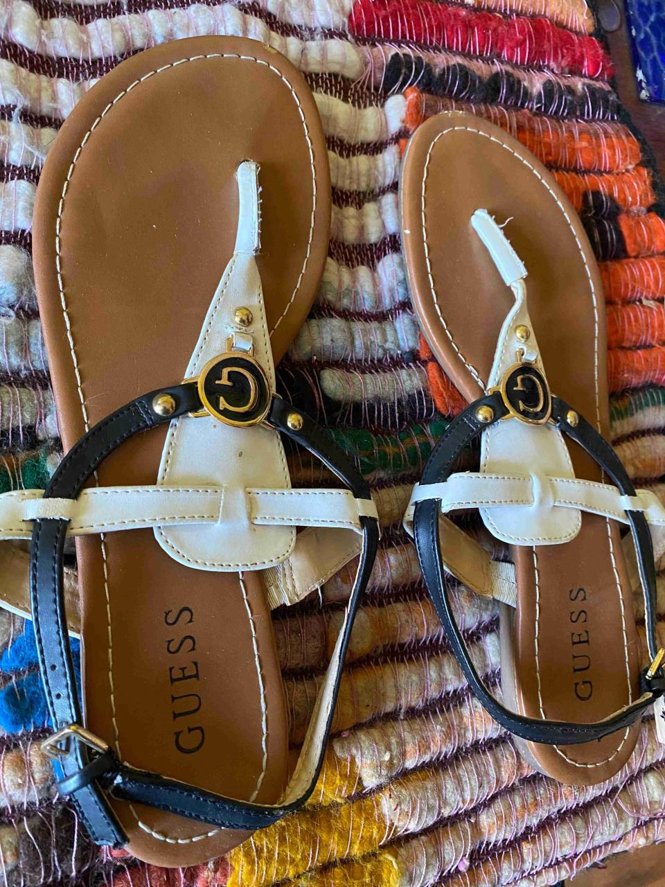 Sandalias Guess blancas y negras - miniatura 2