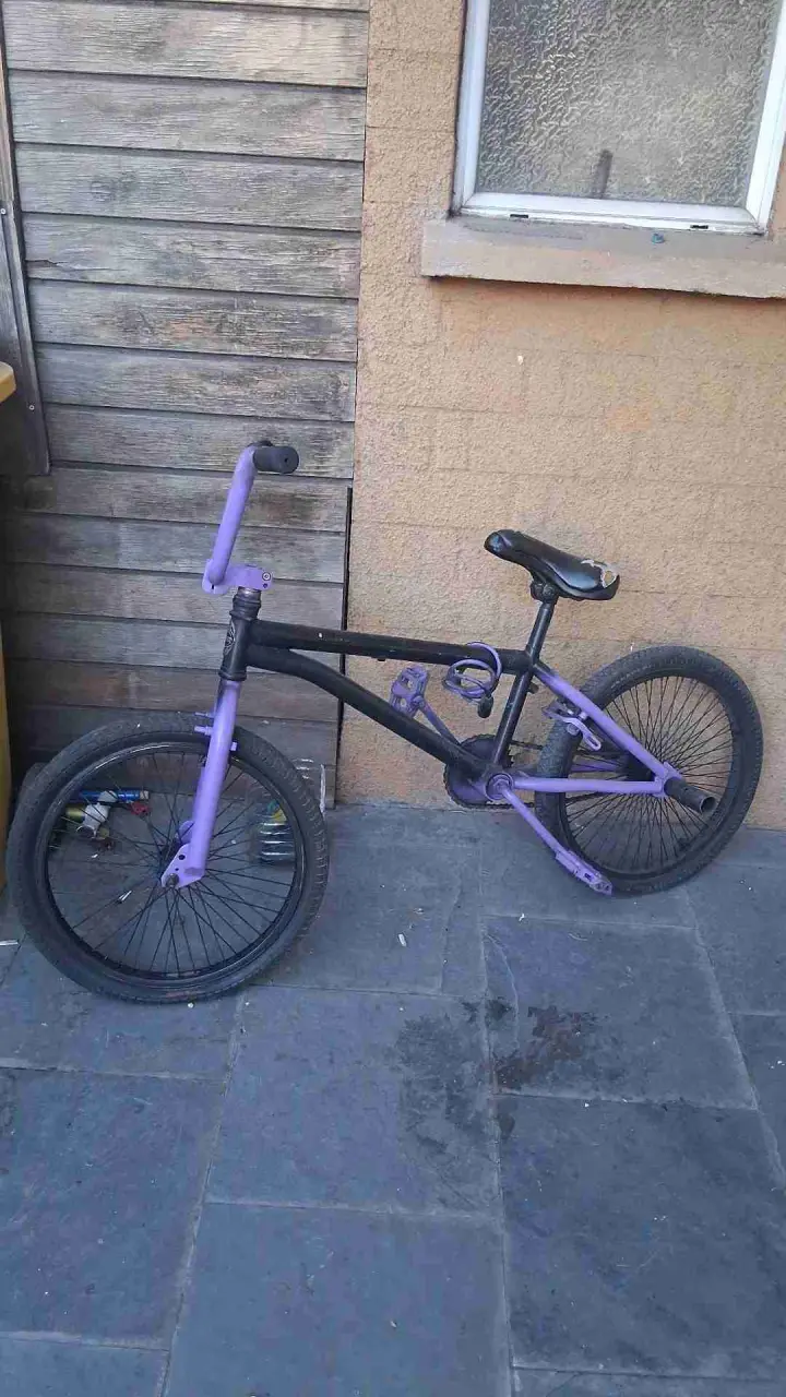 Bicicleta BMX negra y morada