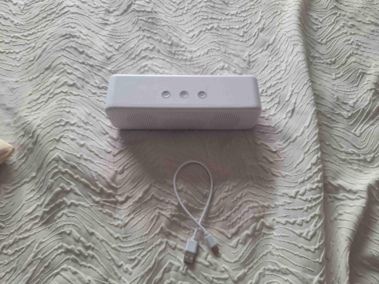 Parlante blanco mínimo con cable incluio - miniatura 1