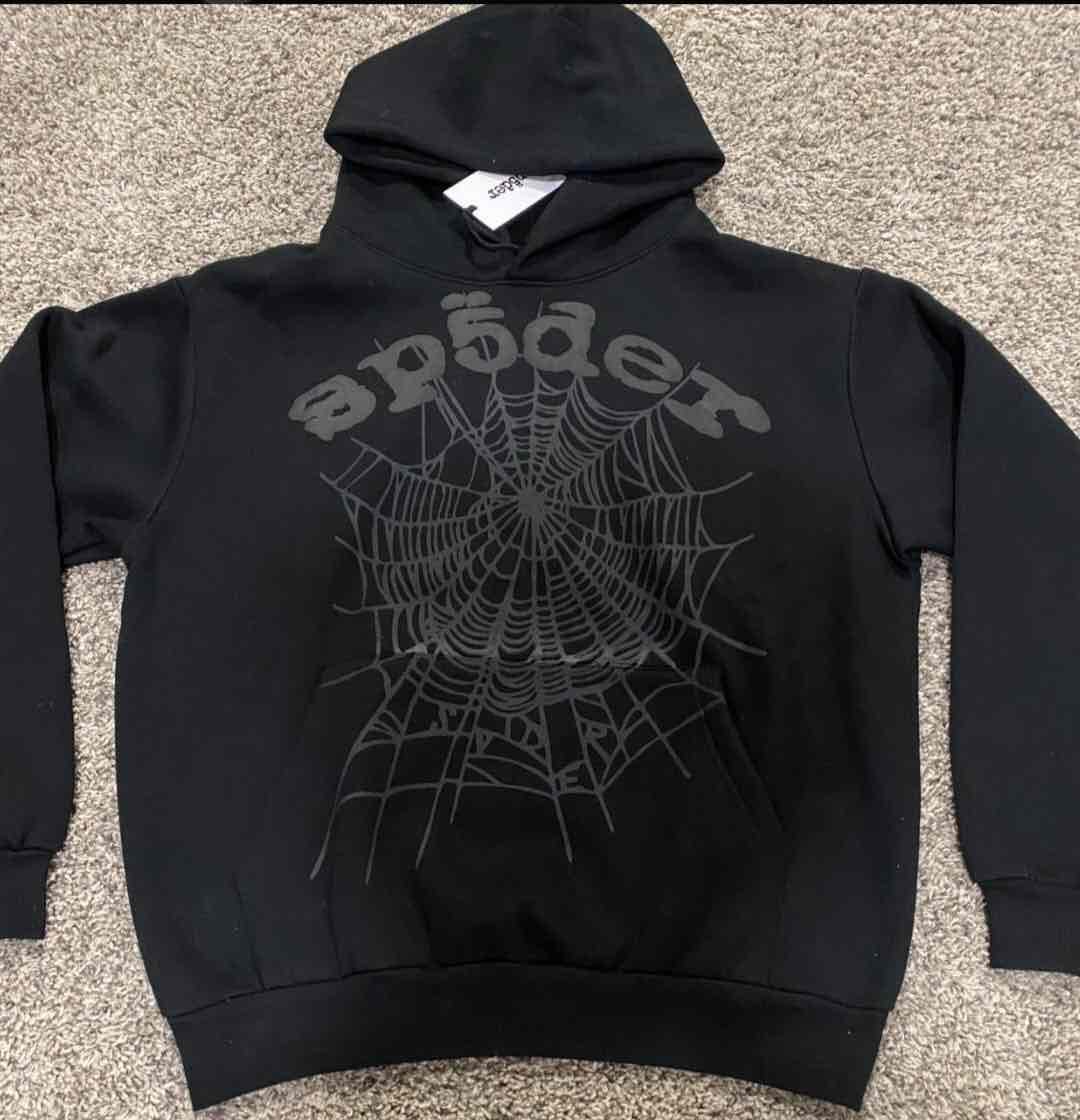 Polerón negro con diseño de araña