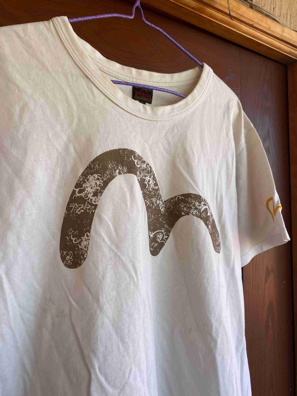 Polera Evisu blanca con diseño gráfico - miniatura 1