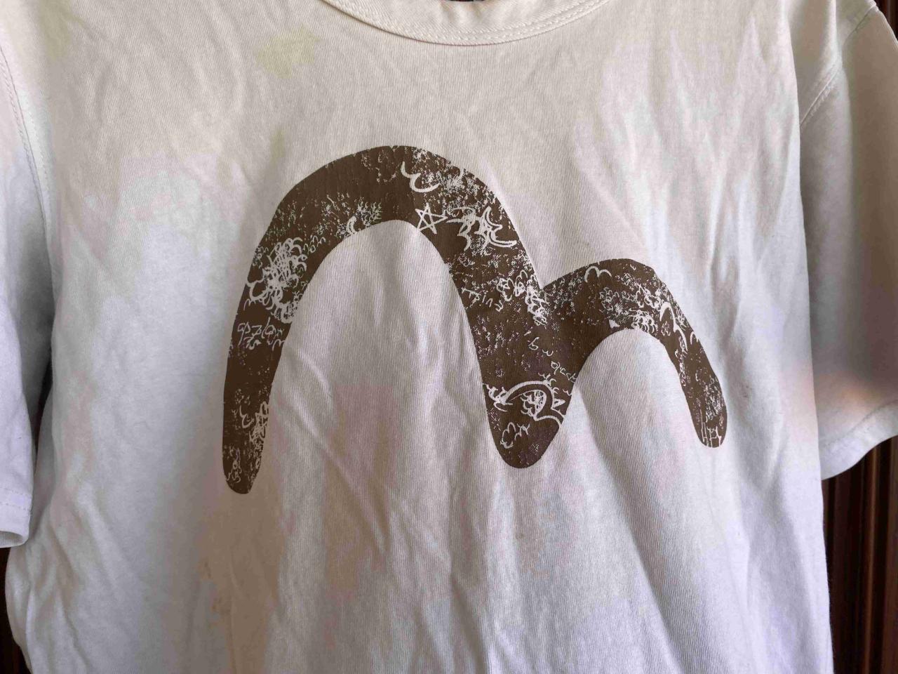 Polera Evisu blanca con diseño gráfico - miniatura 2