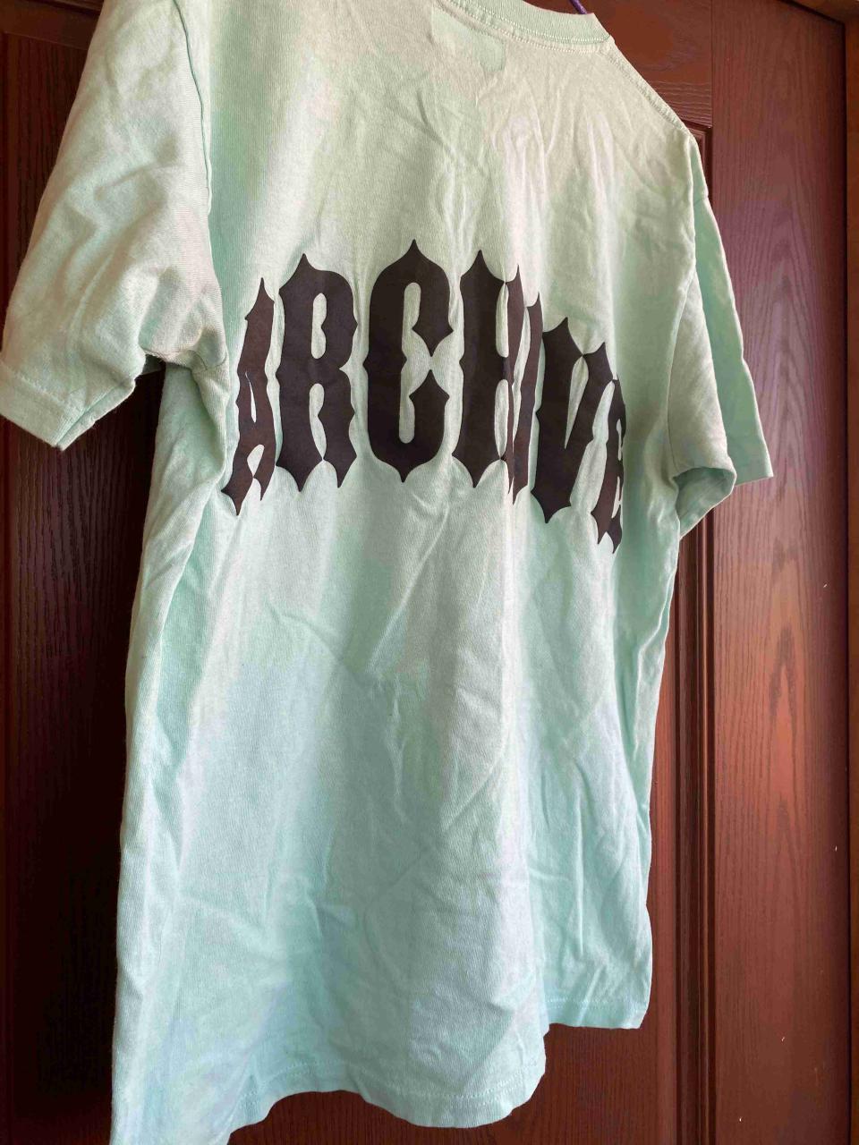 Polera verde con texto 'ARCHIVE' - miniatura 1