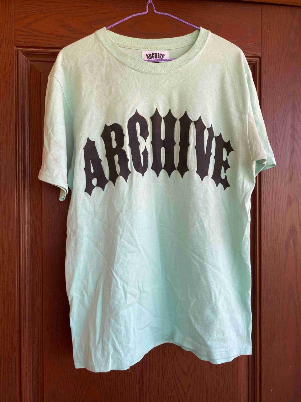 Polera verde con texto 'ARCHIVE' - miniatura 2