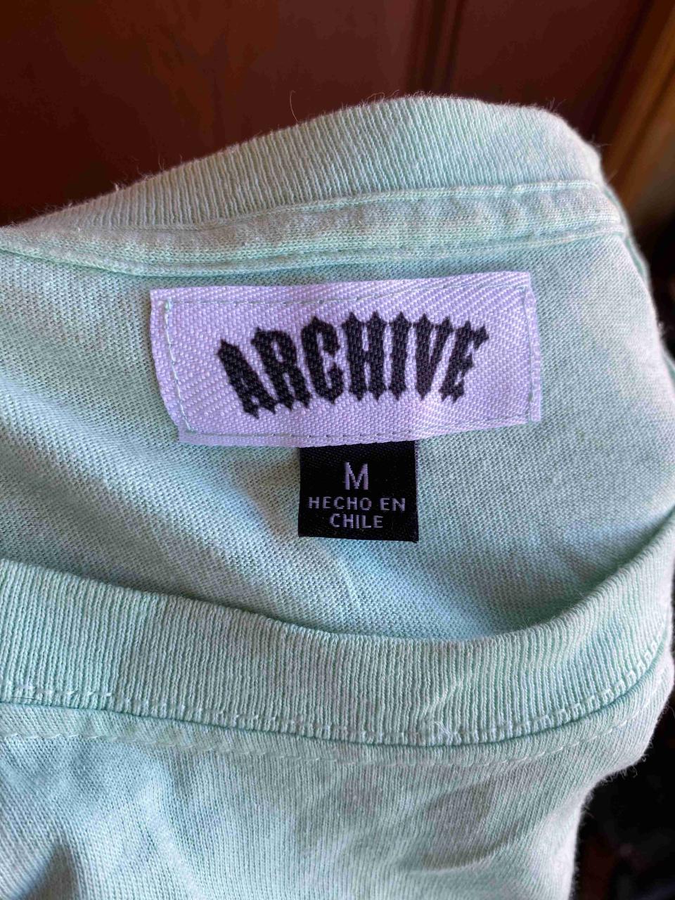 Polera verde con texto 'ARCHIVE' - miniatura 3