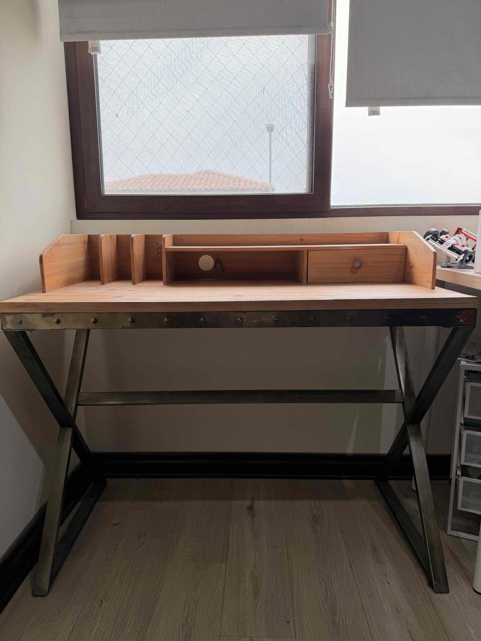 Escritorio de madera y metal - miniatura 1