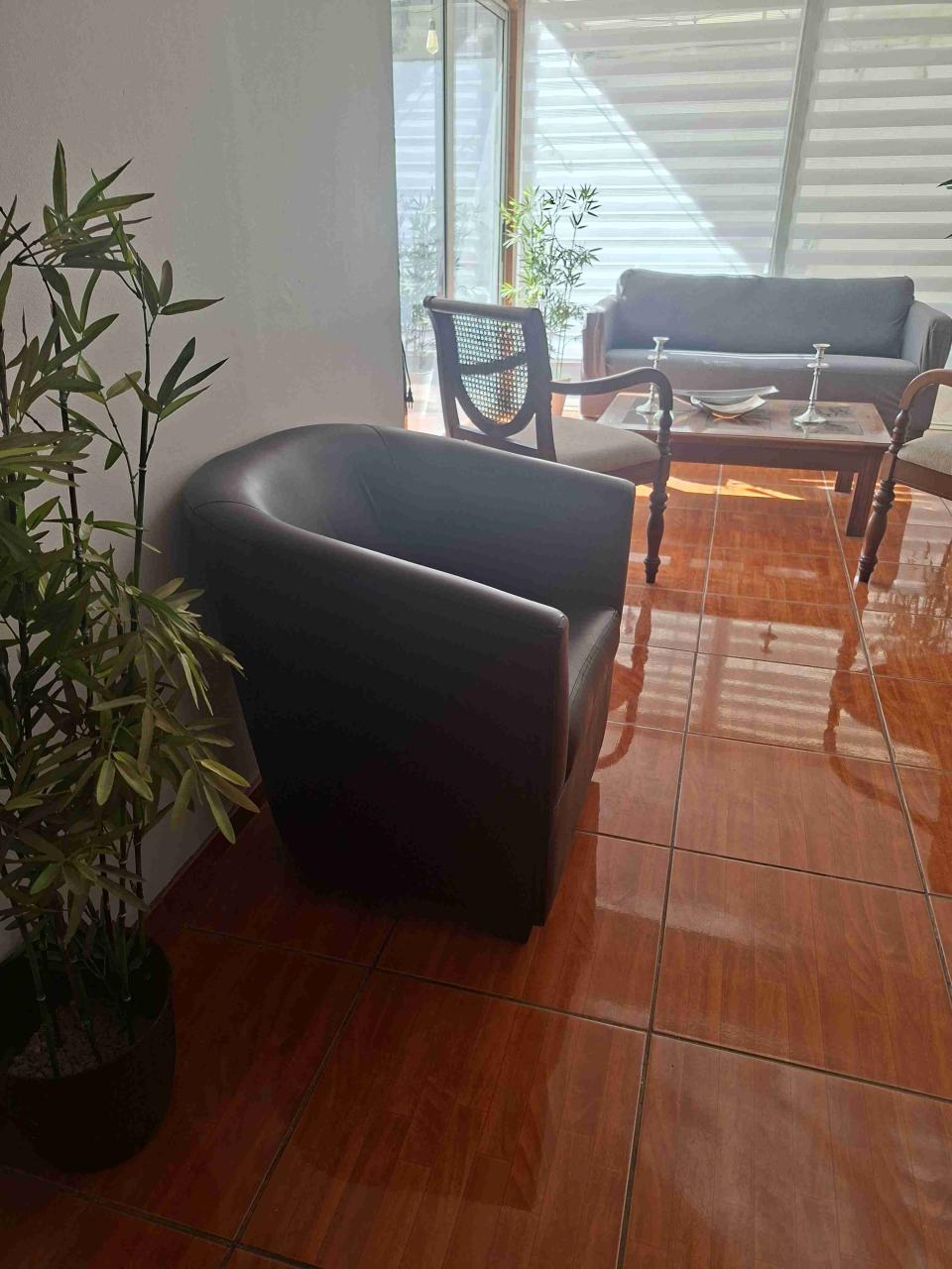 Sofá moderno de eco cuero negro - miniatura 1