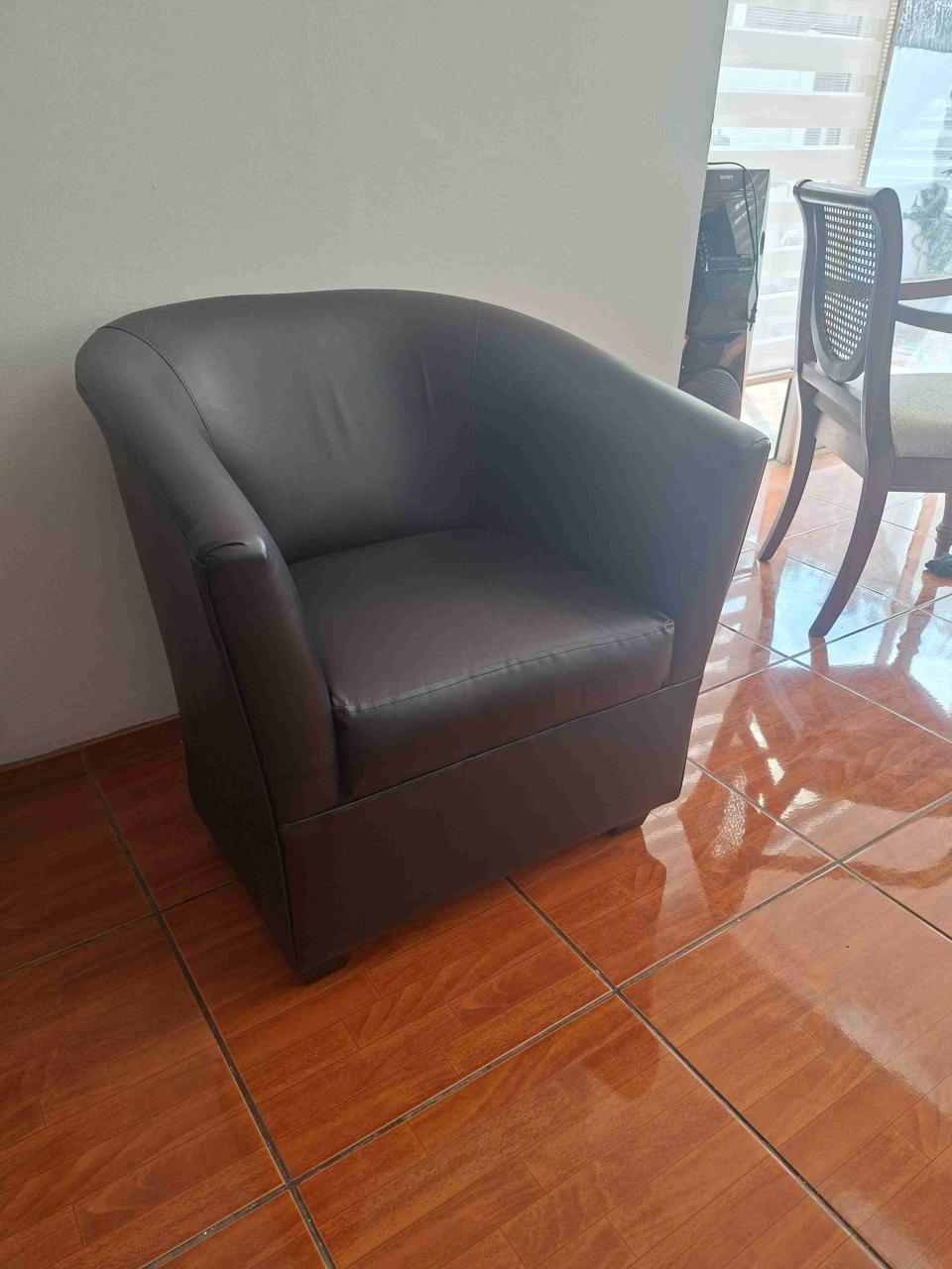 Sofá moderno de eco cuero negro - miniatura 2