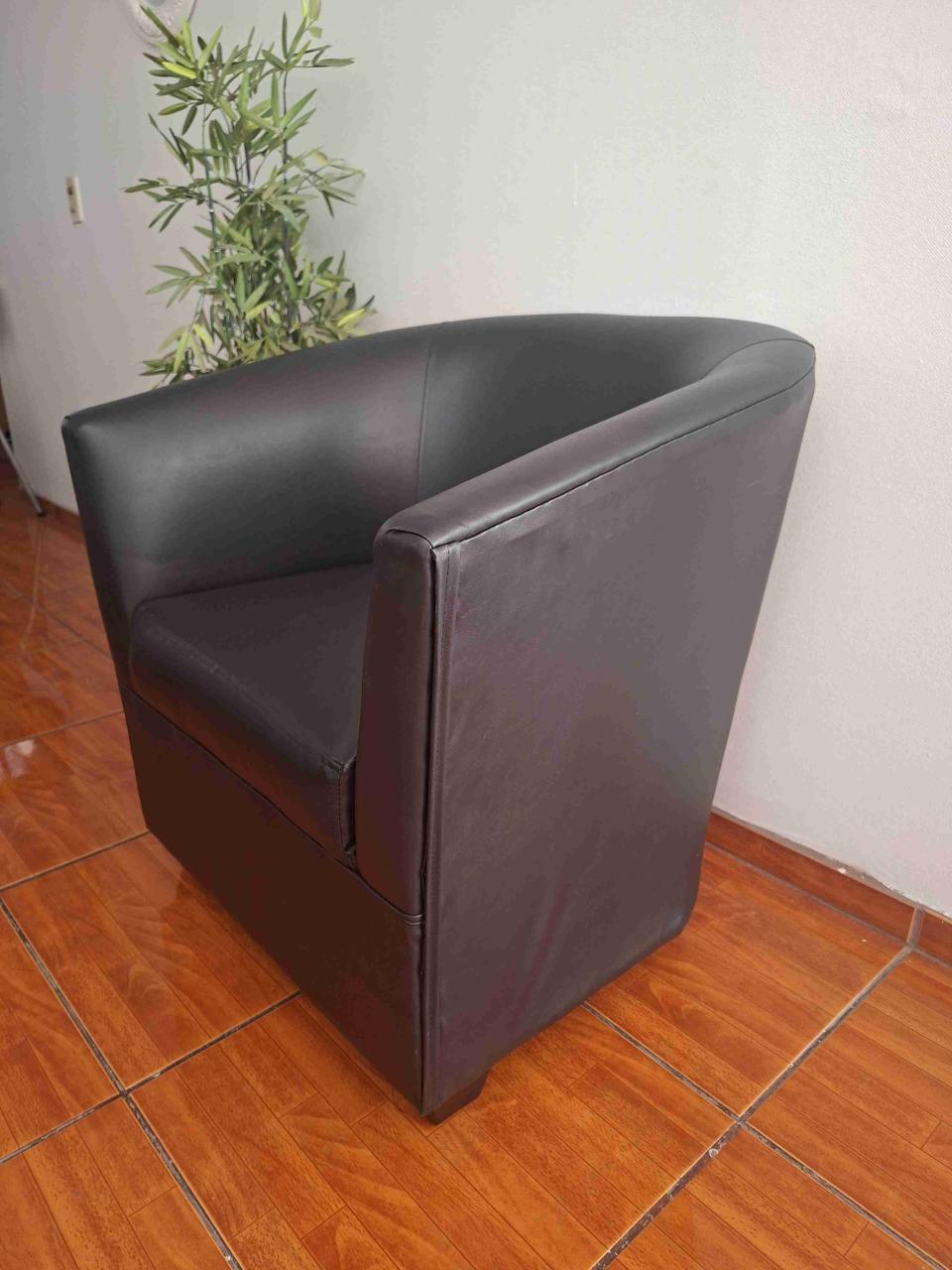 Sofá moderno de eco cuero negro - miniatura 3