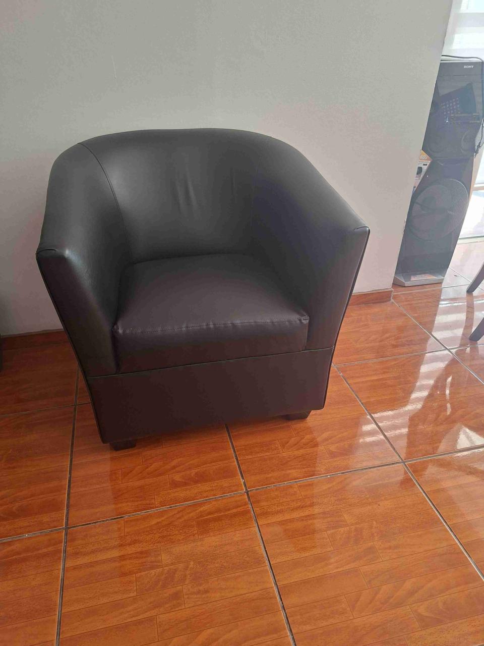Sofá moderno de eco cuero negro - miniatura 4