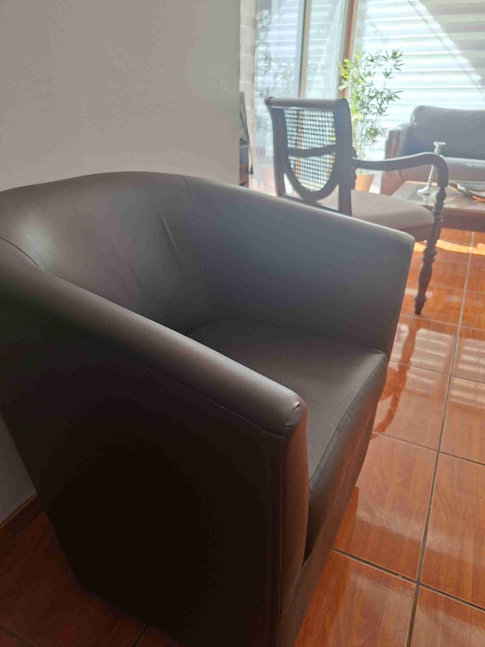 Sofá moderno de eco cuero negro - miniatura 5
