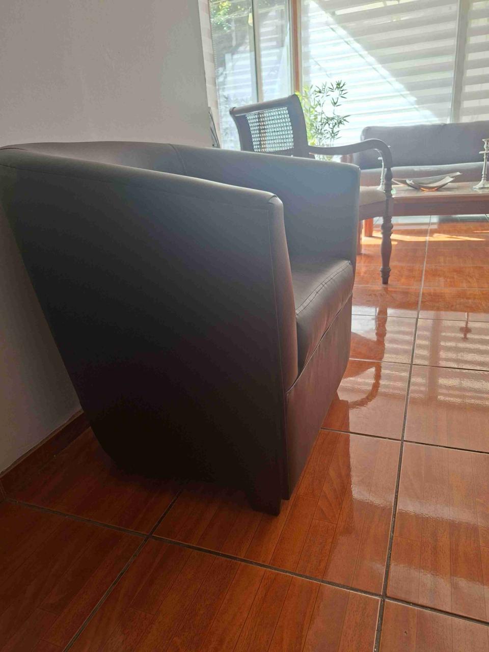 Sofá moderno de eco cuero negro - miniatura 6