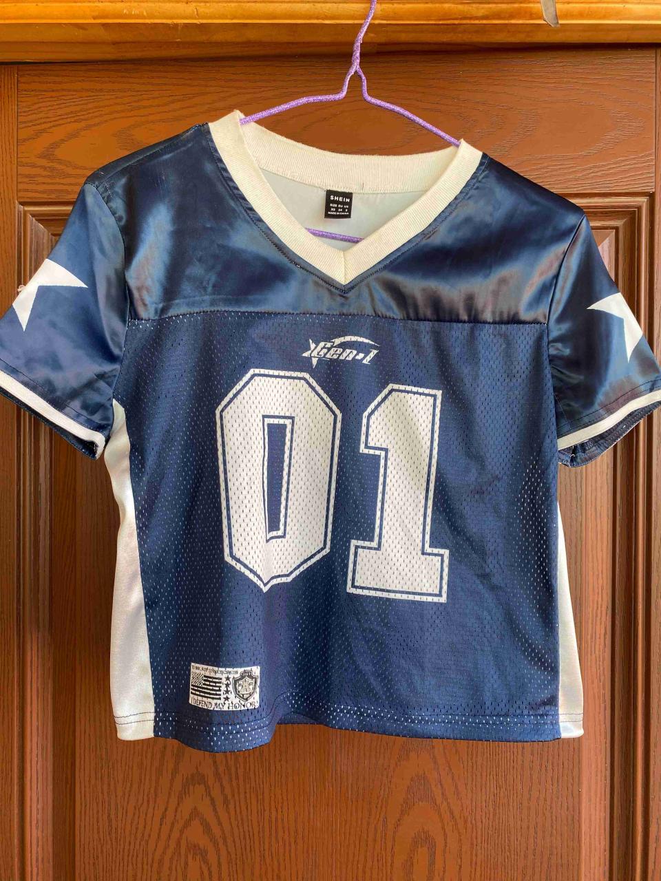Polera deportiva azul con número - miniatura 1