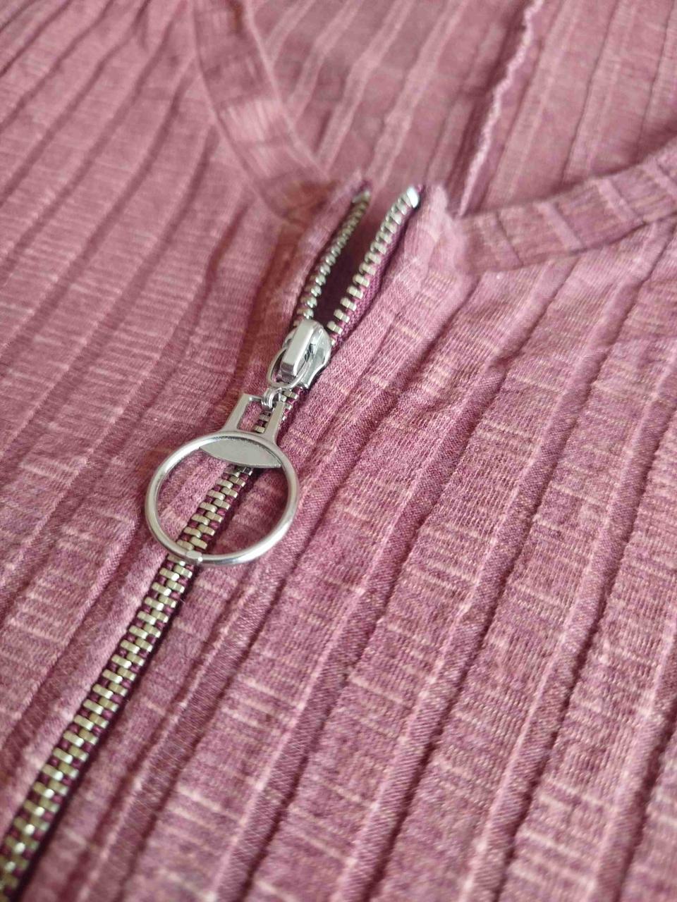 Polera rosa con cierre - miniatura 3