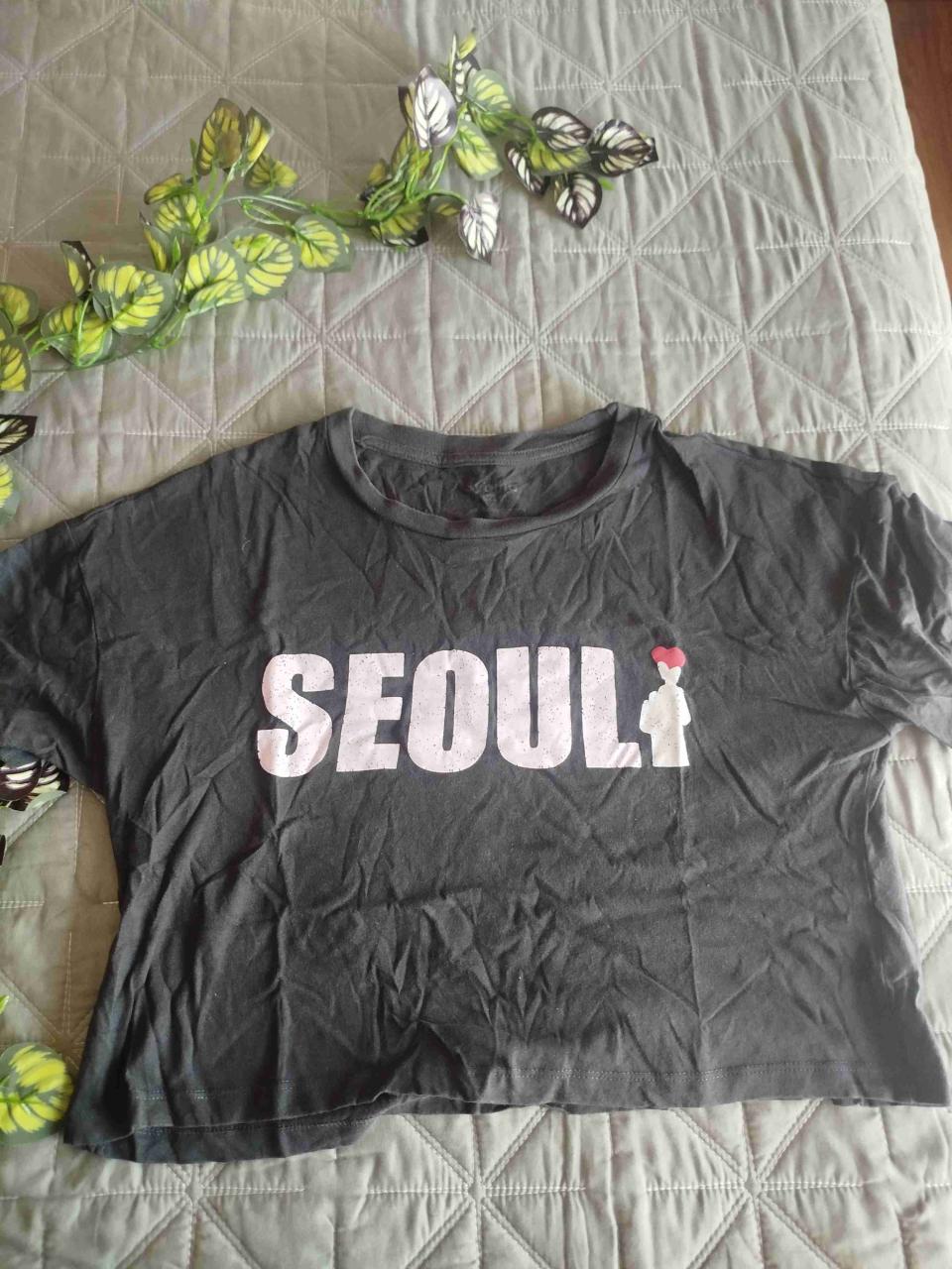 Polera negra con diseño 'Seoul' - miniatura 1