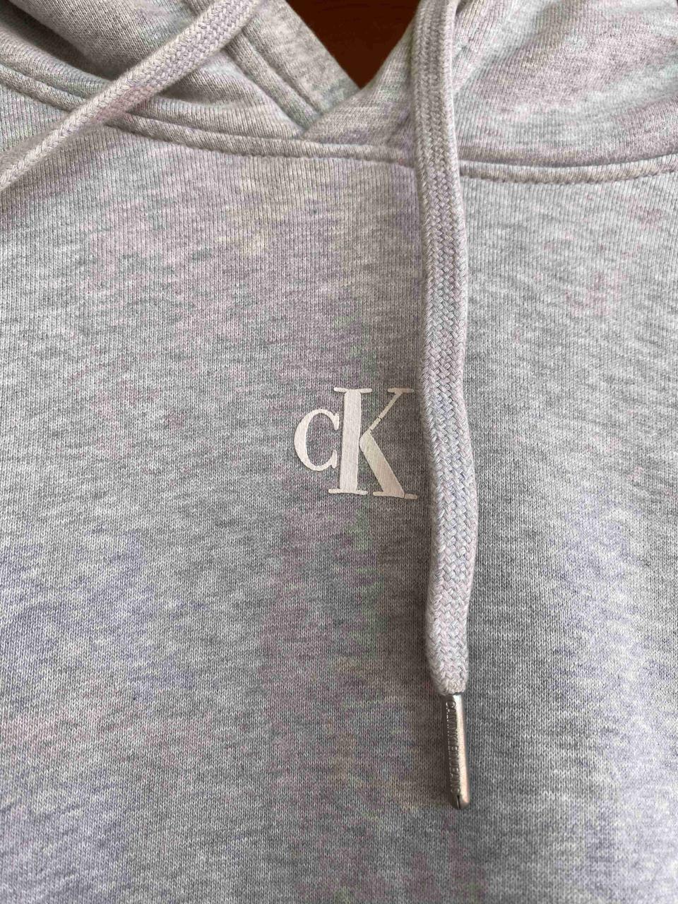Polerón Calvin Klein con capucha gris claro - miniatura 2