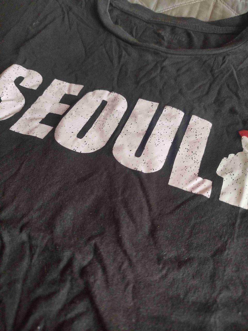 Polera negra con diseño 'Seoul' - miniatura 3