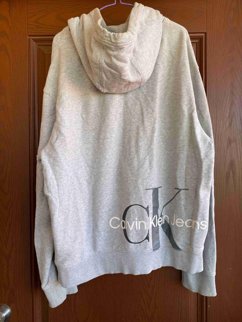 Polerón Calvin Klein con capucha gris claro - miniatura 3