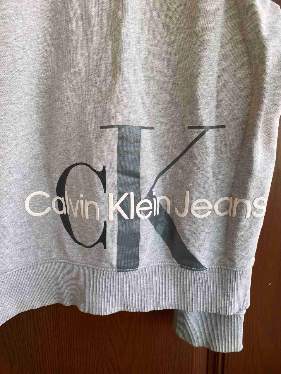 Polerón Calvin Klein con capucha gris claro - miniatura 4