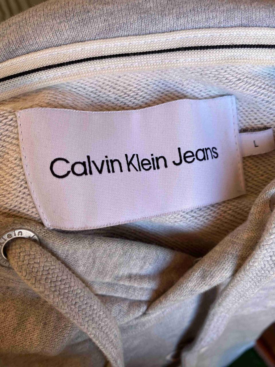 Polerón Calvin Klein con capucha gris claro - miniatura 5