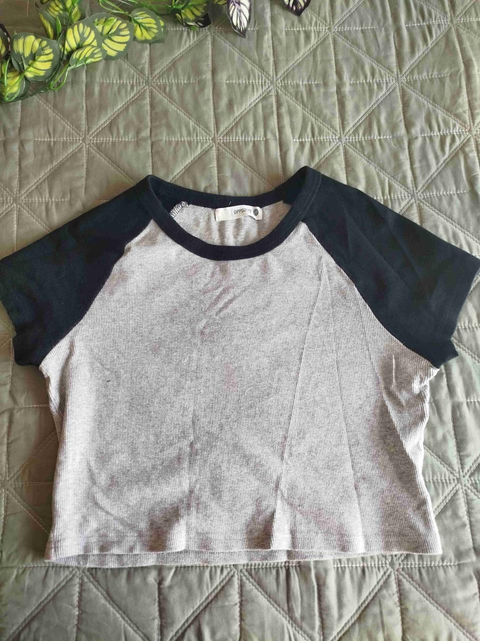 Polera gris y negra - miniatura 1