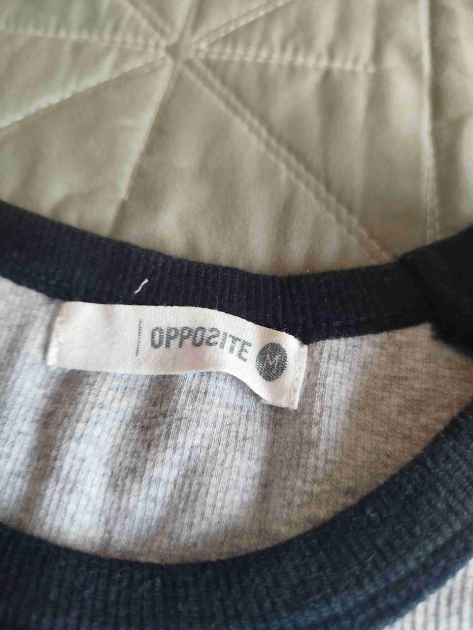 Polera gris y negra - miniatura 2