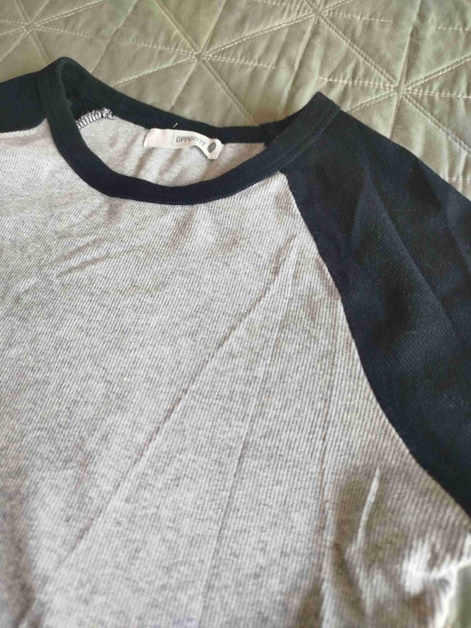 Polera gris y negra - miniatura 3