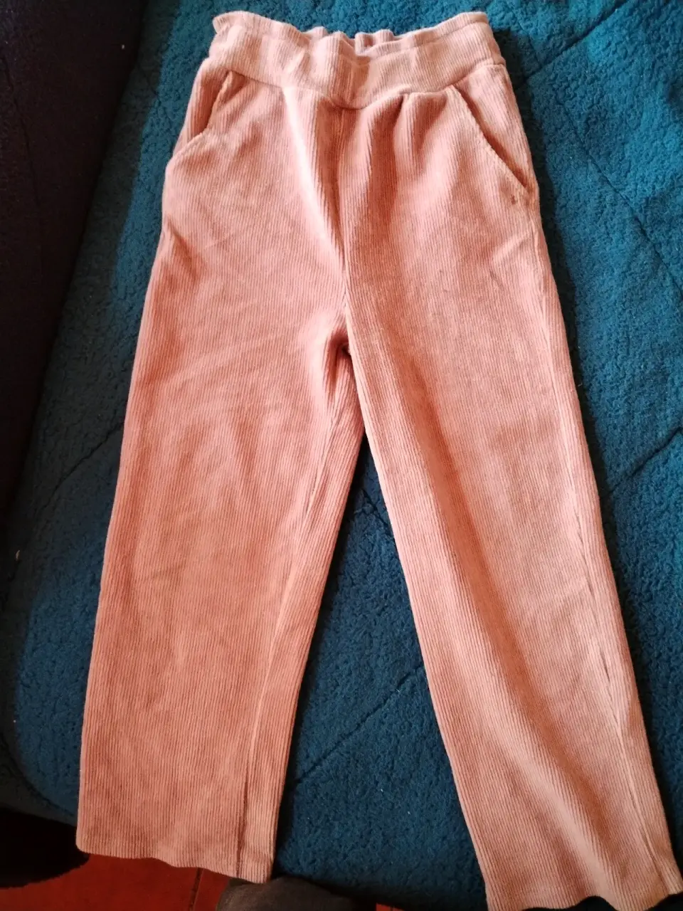 Pantalón rosado de pana