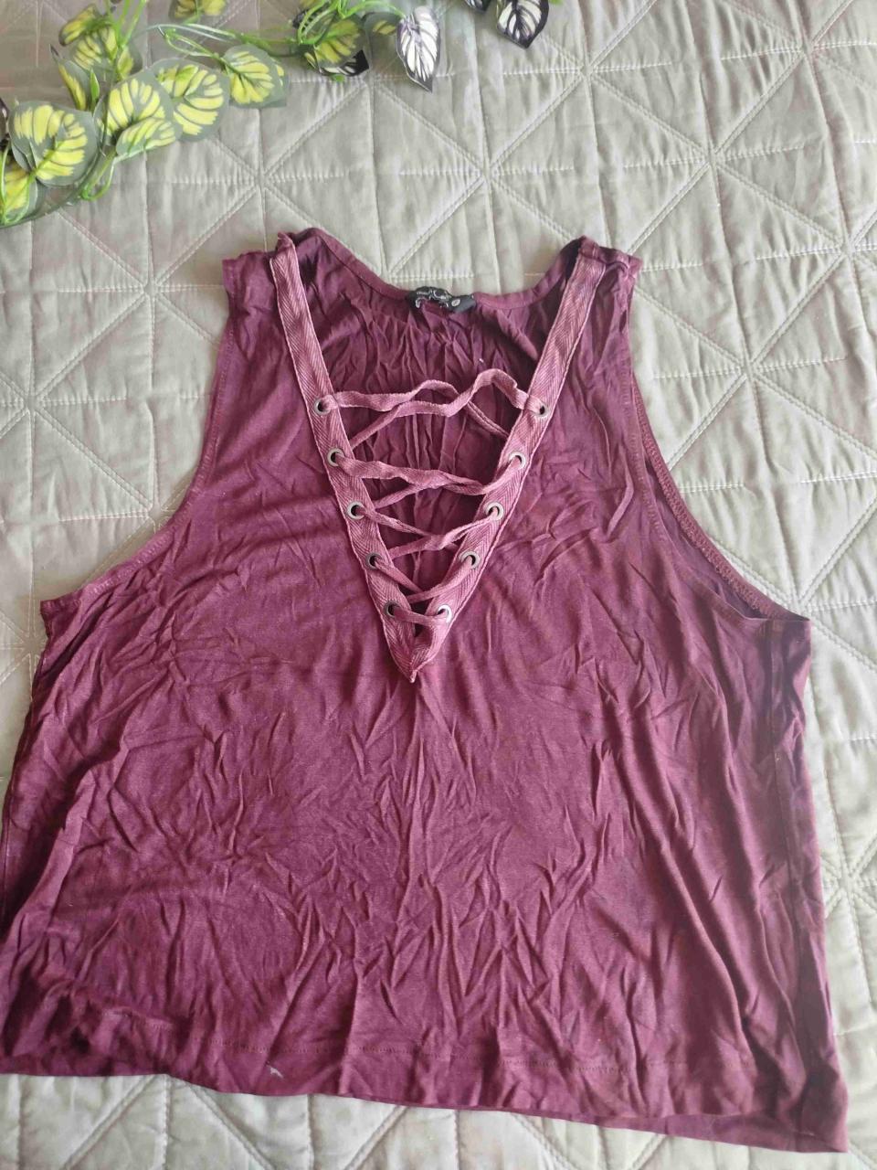 Camiseta morada con diseño cruzado - miniatura 1