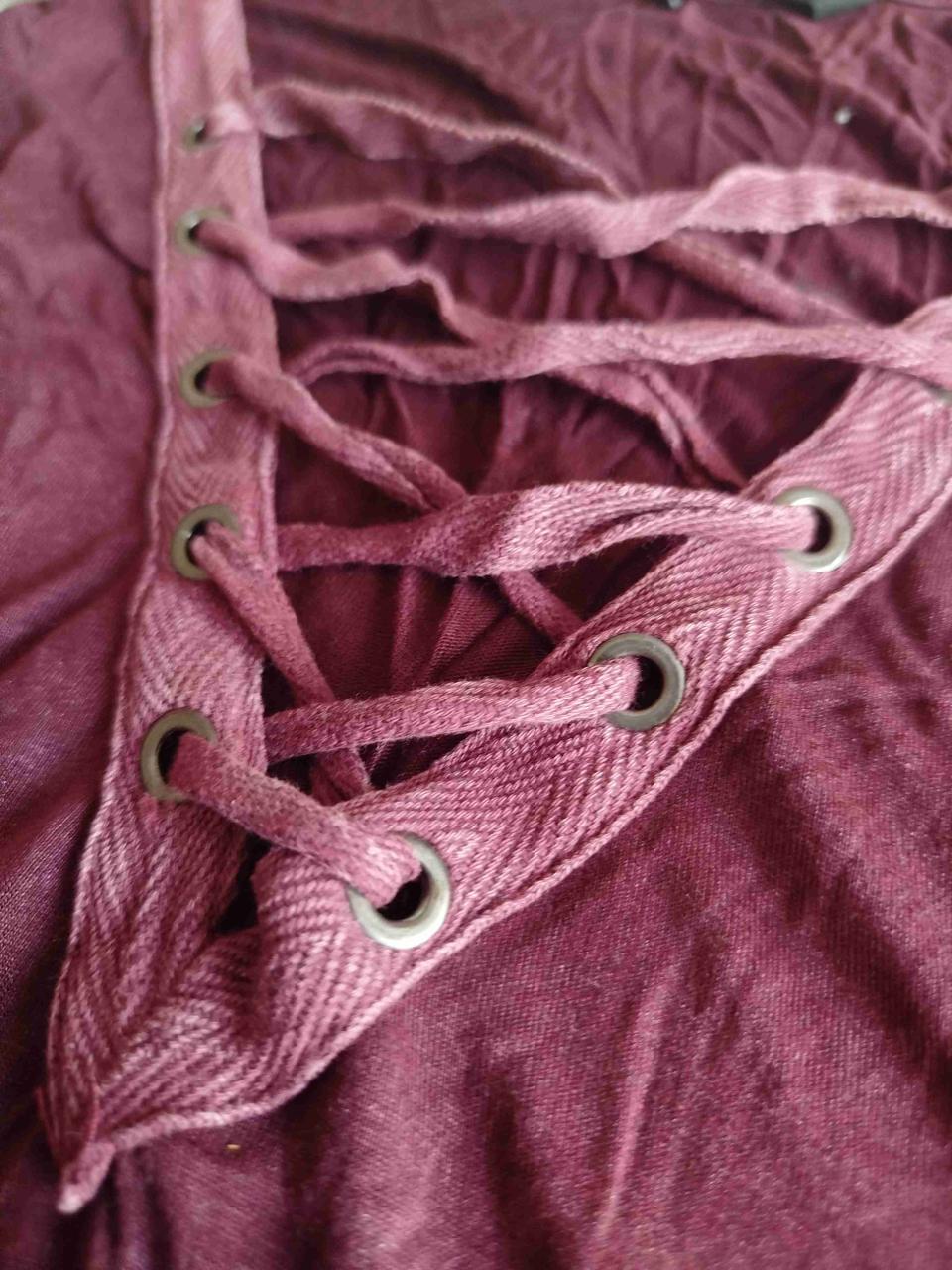 Camiseta morada con diseño cruzado - miniatura 3