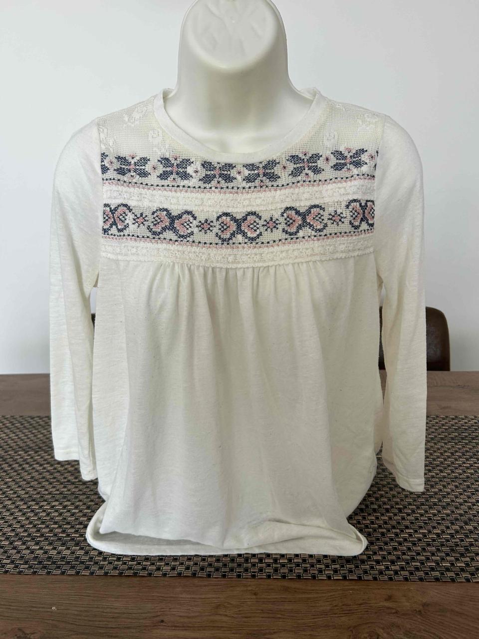 Blusa blanca con diseño bordado - miniatura 1