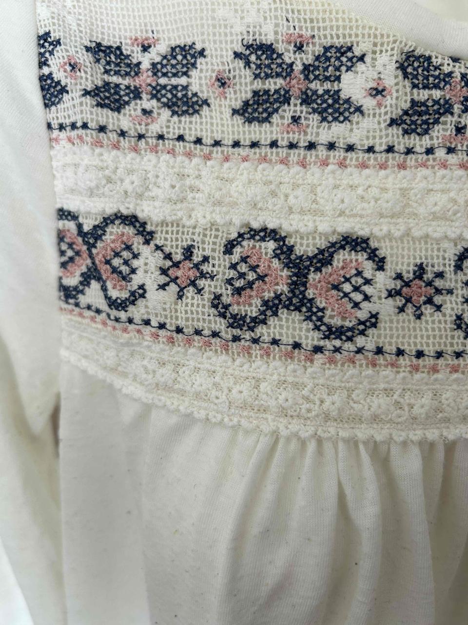 Blusa blanca con diseño bordado - miniatura 2