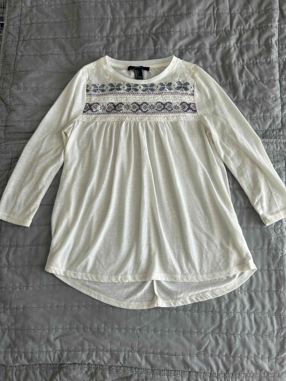 Blusa blanca con diseño bordado - miniatura 3